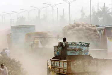 বায়ুদূষণে আজ শীর্ষে দিল্লি, ঢাকার বাতাস ‘অস্বাস্থ্যকর’?