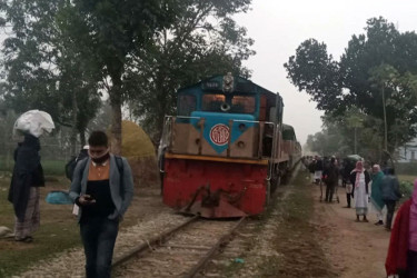 ১২ ঘণ্টা পর অগ্নিবীণা এক্সপ্রেসের লাইনচ্যুত ইঞ্জিনসহ দুই বগি উদ্ধার