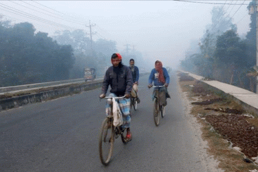 তিনদিন ধরে সূর্যের দেখা নেই সিরাজগঞ্জে, জনজীবন বিপর্যস্ত