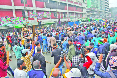 চাঁদায় অতিষ্ঠ কারওয়ান বাজারের ব্যবসায়ীরা