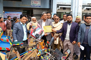 ঝালকাঠিতে ভিক্ষাবৃত্তি রোধে দুঃস্থদের মাঝে অটোরিকশা বিতরণ