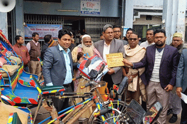 ঝালকাঠিতে ভিক্ষাবৃত্তি থেকে পুনর্বাসনে অটোরিকশা বিতরণ