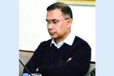 মায়ের শয্যাপাশে ছিলেন ছেলে