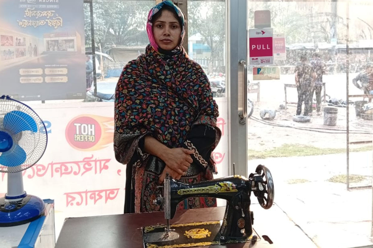 বসুন্ধরা শুভসংঘের উদ্যোগে জীবননগরে এক নারী পেলেন সেলাই মেশিন