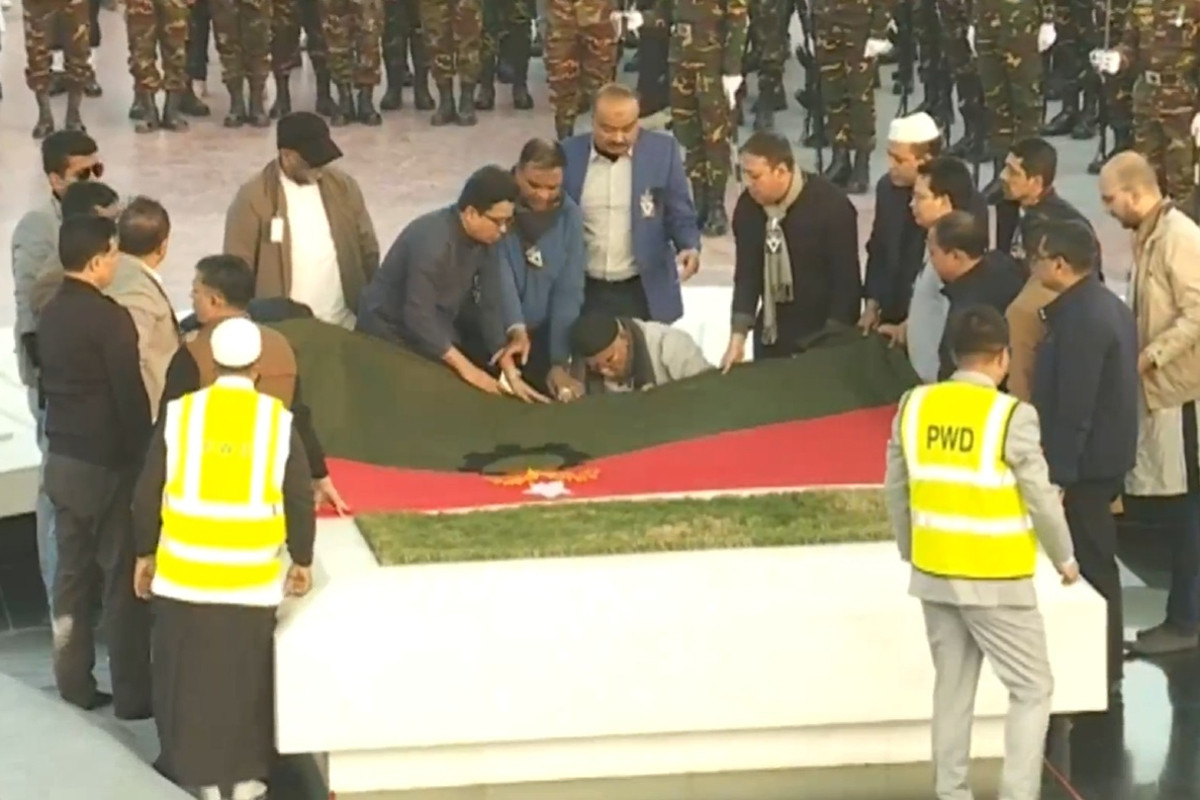 শ্রদ্ধা-ভালোবাসা, চোখের জলে স্বামীর পাশে সমাহিত আপসহীন নেত্রী