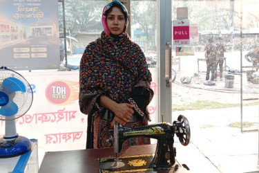 বসুন্ধরা শুভসংঘের উদ্যোগে জীবননগরে এক নারী পেলেন সেলাই মেশিন