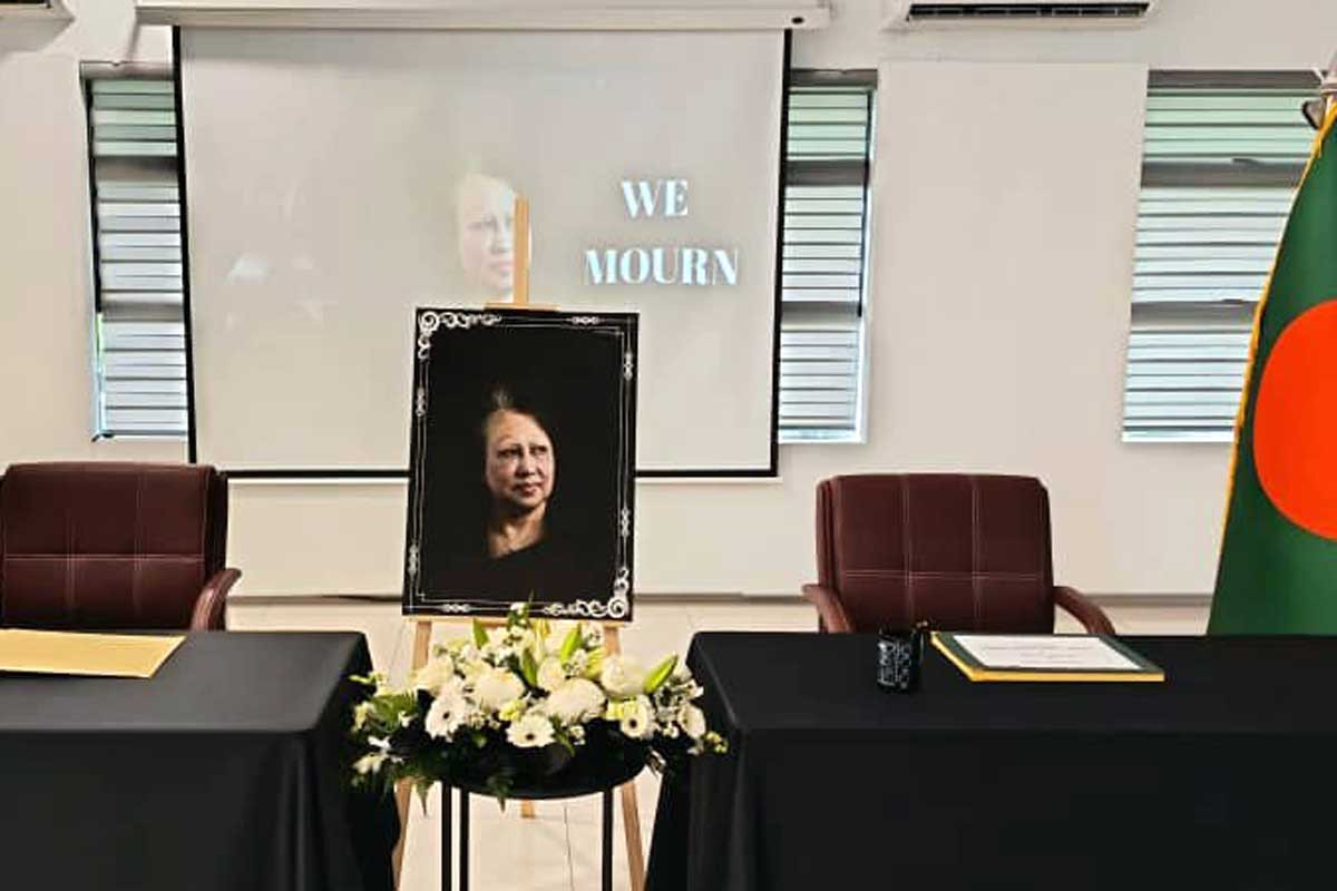 বেগম খালেদা জিয়ার প্রতি শ্রদ্ধা জানাতে কুয়ালালামপুরে বাংলাদেশ হাইকমিশনে শোকবই