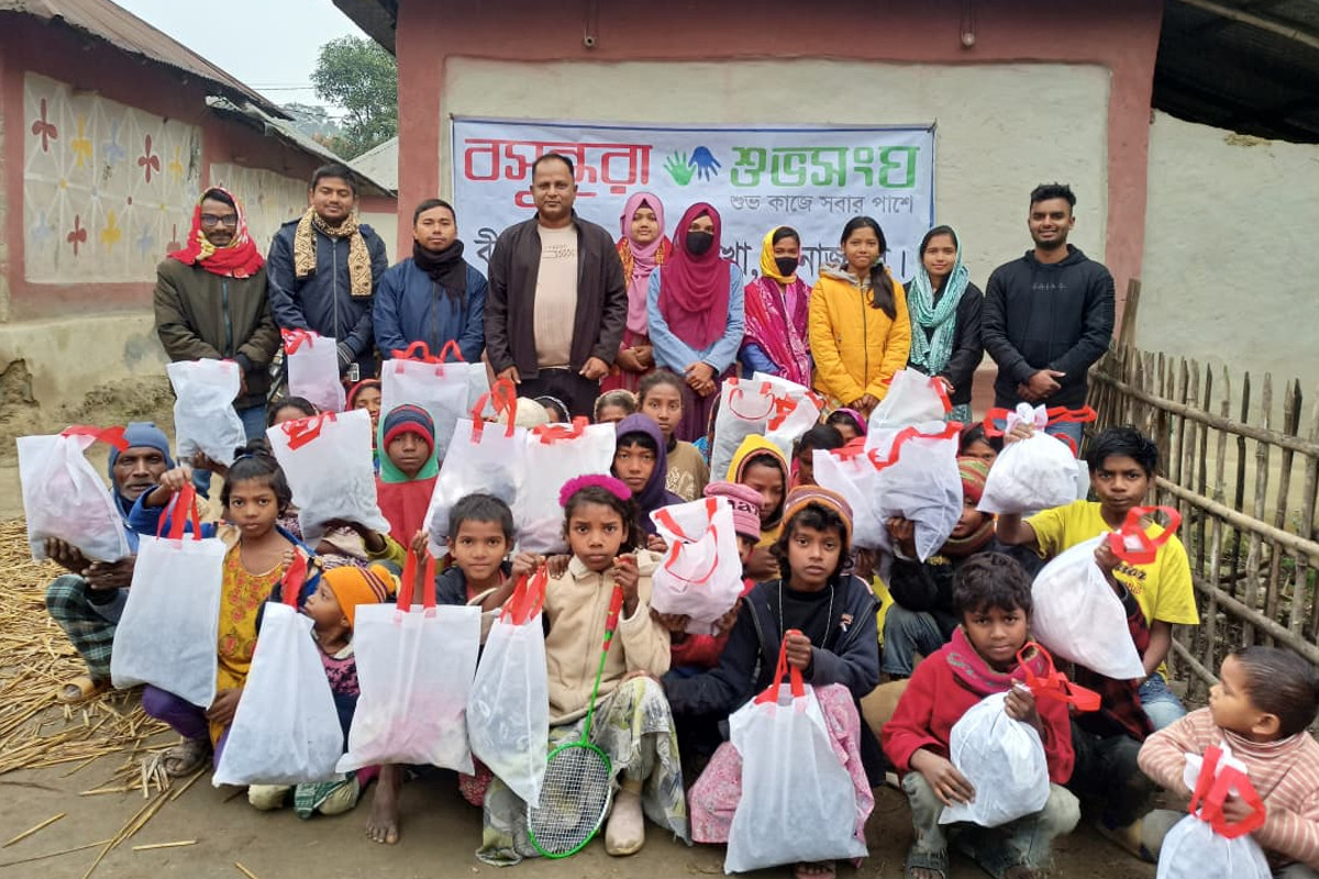 বীরগঞ্জে ক্ষুদ্র নৃগোষ্ঠীর ৩০ পরিবার পেল বসুন্ধরা শুভসংঘের শীতবস্ত্র