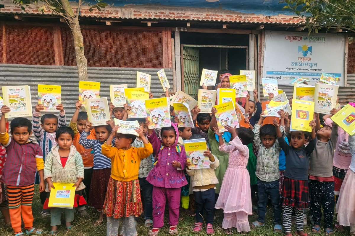 ক্ষেতলালে বছরের প্রথম দিনে বসুন্ধরা শুভসংঘ স্কুল বই উৎসব
