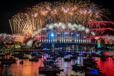 বিশ্বজুড়ে বর্ণাঢ্য আয়োজনে খ্রিষ্টীয় বর্ষবরণ