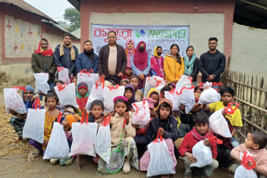 বীরগঞ্জে ক্ষুদ্র নৃগোষ্ঠীর ৩০ পরিবার পেল বসুন্ধরা শুভসংঘের শীতবস্ত্র