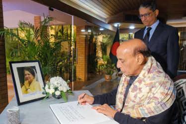 দিল্লিতে খালেদা জিয়ার প্রতি শ্রদ্ধা জানালেন রাজনাথ সিং