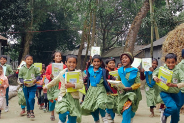 গাইবান্ধায় খালেদা জিয়ার প্রতি শ্রদ্ধা জানিয়ে নতুন বই নিল বসুন্ধরা শুভসংঘ স্কুলের শিশুরা