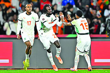 শেষ ষোলোতে আইভরি কোস্ট ও ক্যামেরুন