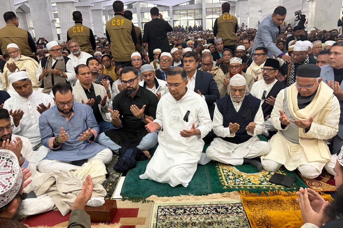 খালেদা জিয়ার মাগফিরাত কামনায় আজাদ মসজিদে দোয়া মাহফিল