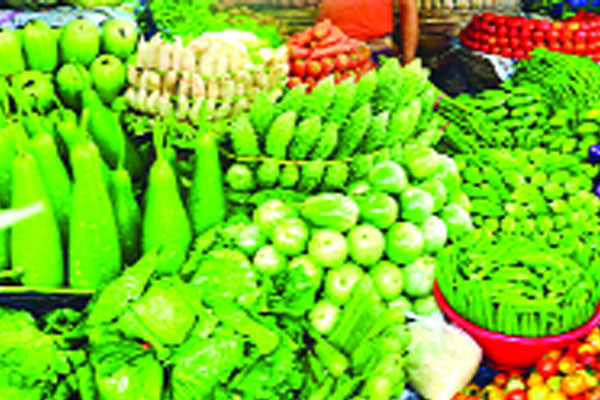 নতুন পিঁয়াজে বাজারে স্বস্তি ডিম-মুরগির দাম কম