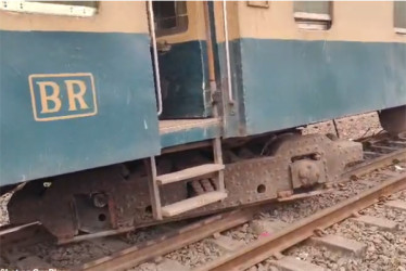 রাজধানীর কাওলায় ট্রেন লাইনচ্যুত