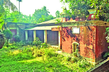 শতবর্ষী লাইব্রেরিটি এখন ভূতুড়ে বাড়ি