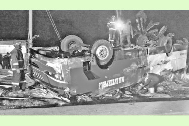 সড়কে প্রাণ গেল পুলিশ সদস্যসহ ১১ জনের