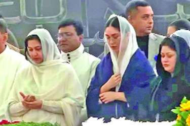 দাদা-দাদির কবর জিয়ারত জাইমা রহমানের