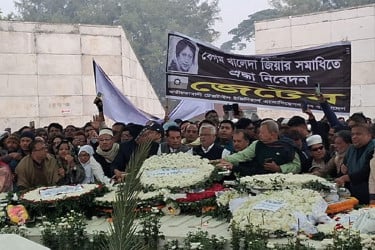 খালেদা জিয়ার কবরে নব্বইয়ের ছাত্র ঐক্যের নেতাদের শ্রদ্ধা