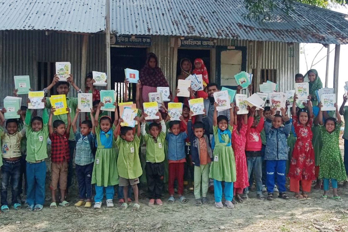 রাঙ্গাবালীতে বসুন্ধরা শুভসংঘ স্কুলে বই বিতরণ