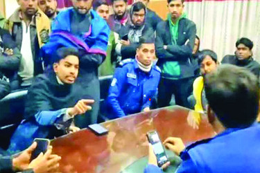 থানায় ঢুকে হুমকি সেই নেতা গ্রেপ্তার