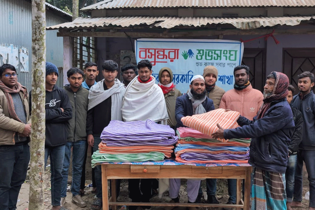 রাজিবপুর শুভসংঘের উদ্যোগে শীতার্ত মানুষের মাঝে কম্বল বিতরণ