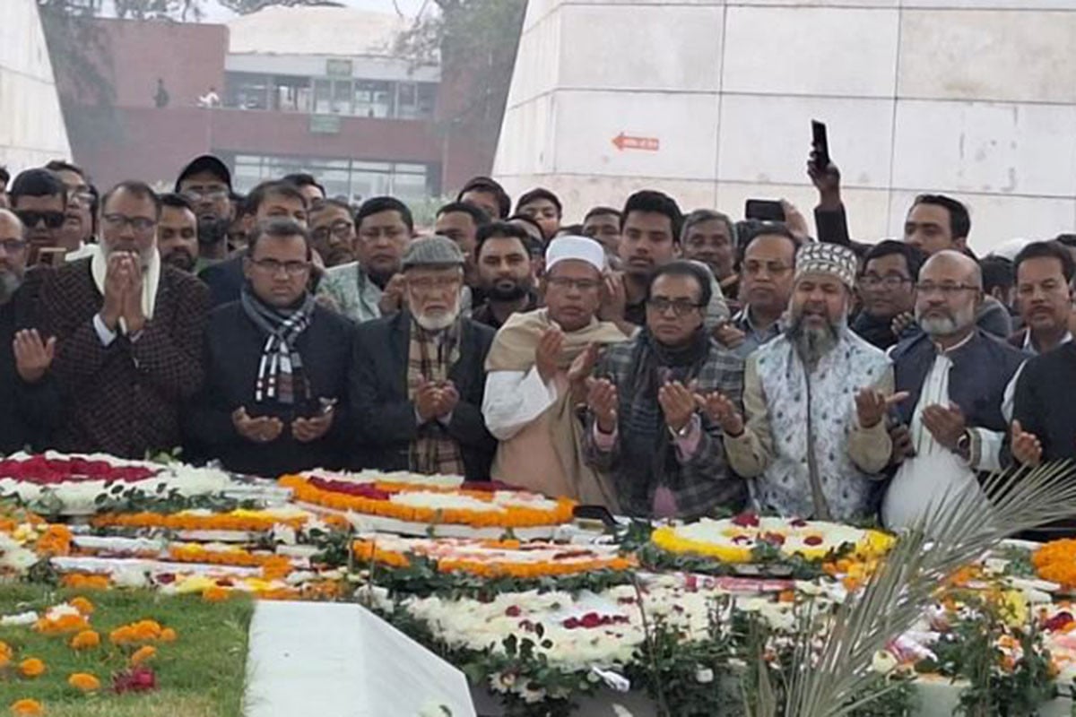 খালেদা জিয়ার কবরে শ্রদ্ধা জানাতে আজও মানুষের ঢল