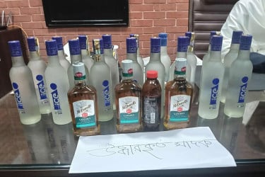 জাবিতে আবাসিক হল থেকে ২১ বোতল বিদেশী মদসহ আটক ১