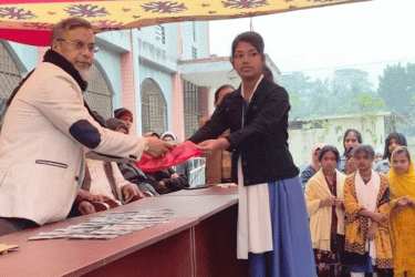 টুঙ্গিপাড়ায় শিক্ষাবৃত্তি ও বিদ্যালয়ের পোশাক বিতরণ