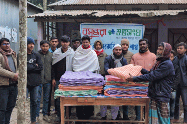 রাজিবপুর শুভসংঘের উদ্যোগে শীতার্ত মানুষের মাঝে কম্বল বিতরণ