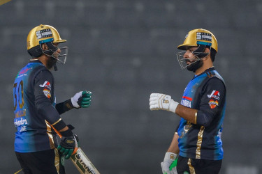 হ্যাটট্রিক জয়ে শীর্ষে রংপুর রাইডার্স