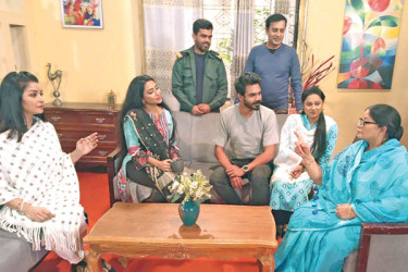 তিন ব্যাচেলর মেয়ের সমাজবাস্তবতার গল্প