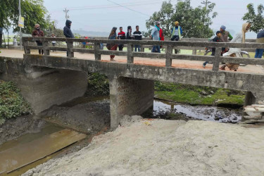 সরকারি খাল বন্ধ করে পাইপ কালভার্ট নির্মাণের অভিযোগ, হুমকিতে কৃষিজমি