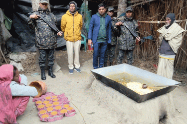 মানিকগঞ্জে ভেজাল গুড় তৈরির কারখানা গুঁড়িয়ে দিল ভোক্তা অধিকার