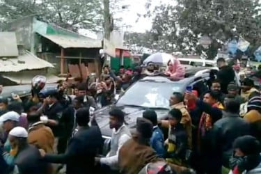 প্রতিপক্ষের লোকজন আমার নির্বাচনি মঞ্চ ভেঙে দিয়েছে: রুমিন ফারহানা