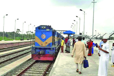 ট্রেনে বন্ধ লাভজনক পণ্য পরিবহন