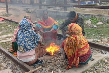 শীতের তীব্রতায় বিপর্যস্ত সিরাজগঞ্জের জনজীবন