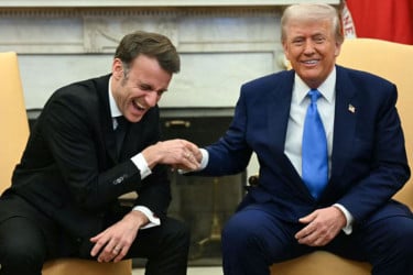 ফরাসি প্রেসিডেন্টকে উপহাস করলেন ট্রাম্প