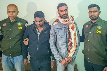 কানের ভেতরে হেডফোনে শিক্ষক নিয়োগ পরীক্ষার উত্তর, রংপুরে ধরা পড়ল চক্র