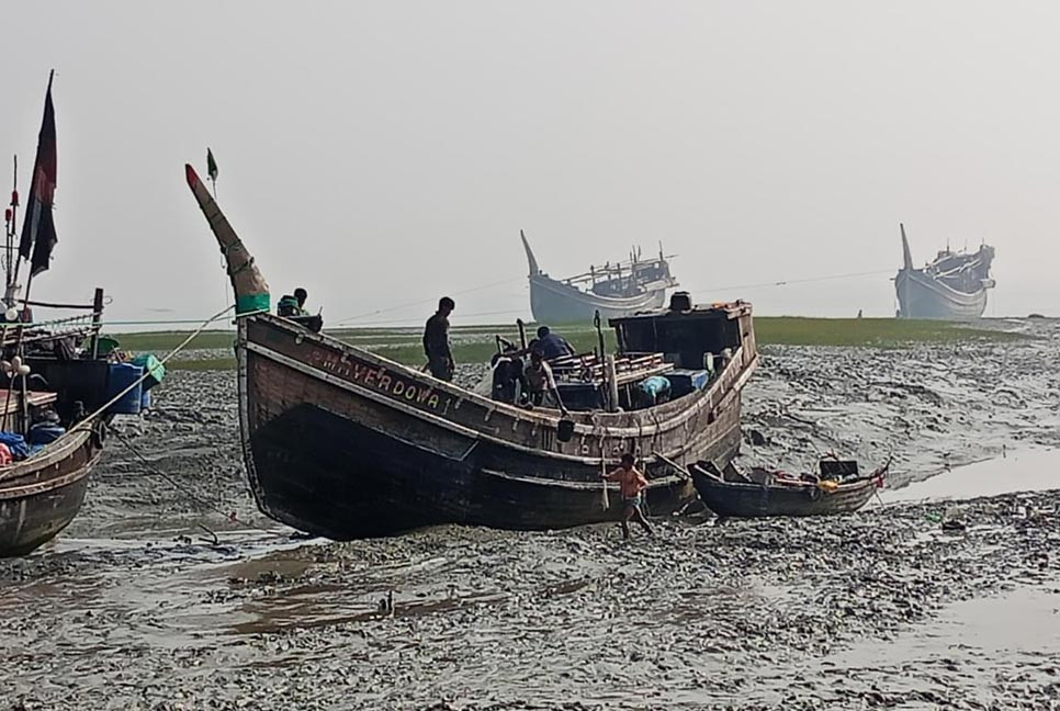 বঙ্গোপসাগরে ট্রলারডুবিতে দুইজনের মৃত্যু, কিশোর নিখোঁজ