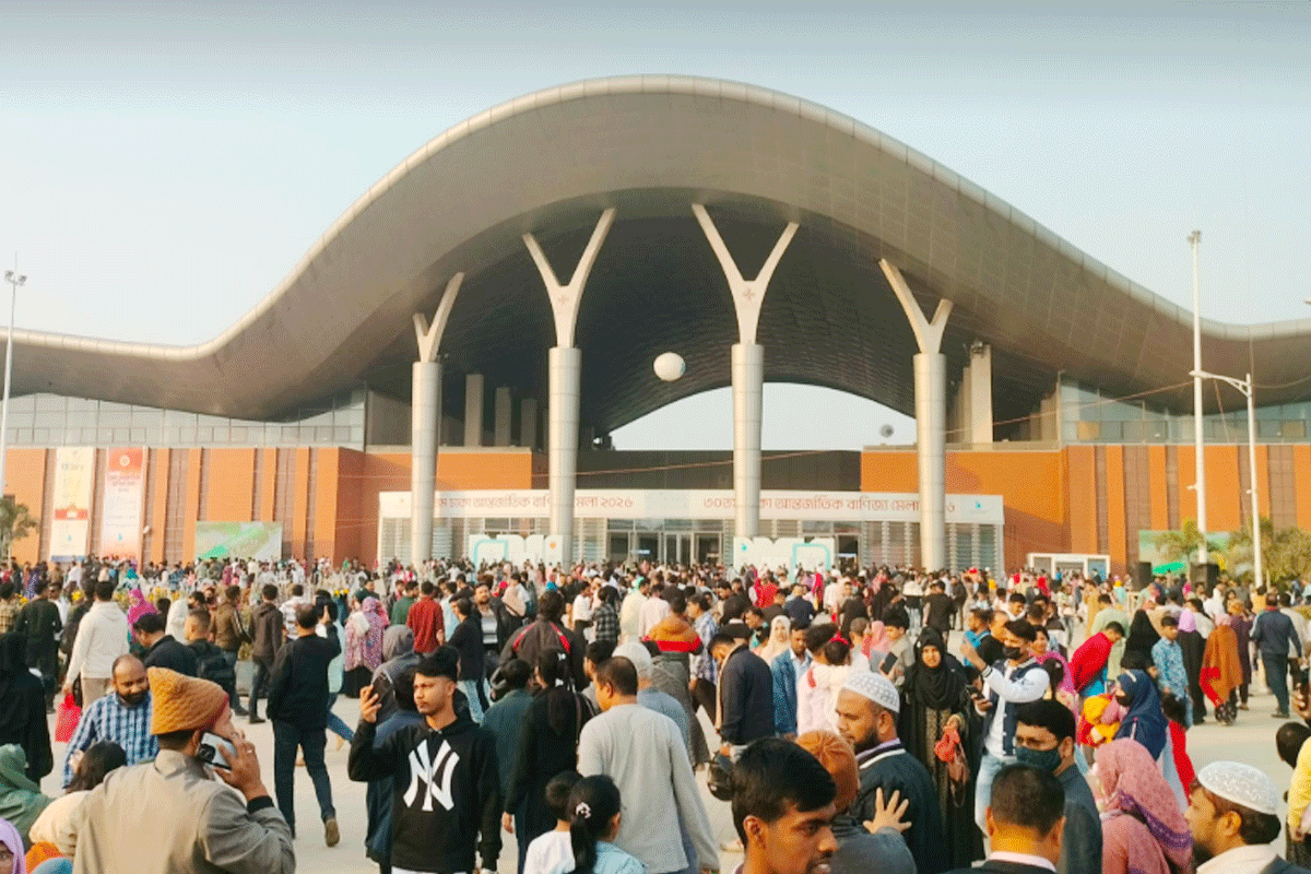 ছুটির দিনে আন্তর্জাতিক বাণিজ্য মেলায় মানুষের ঢল