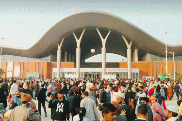 ছুটির দিনে আন্তর্জাতিক বাণিজ্য মেলায় মানুষের ঢল