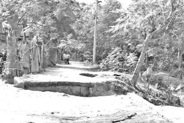 সড়ক ধসে পড়ল পুকুরে দুর্ভোগে ১০ গ্রামের মানুষ