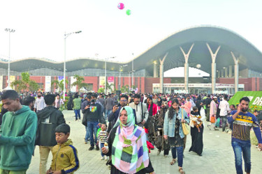 ছুটির দিনে জনসমুদ্র বাণিজ্য মেলা