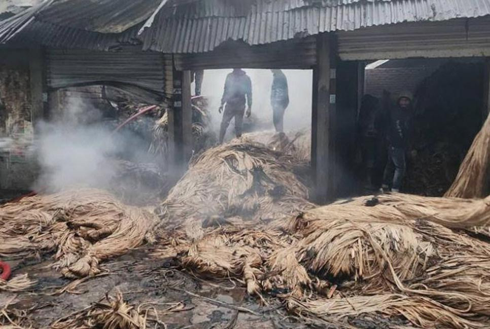 মুকসুদপুরে পাটের গুদামে ভয়াবহ অগ্নিকাণ্ড