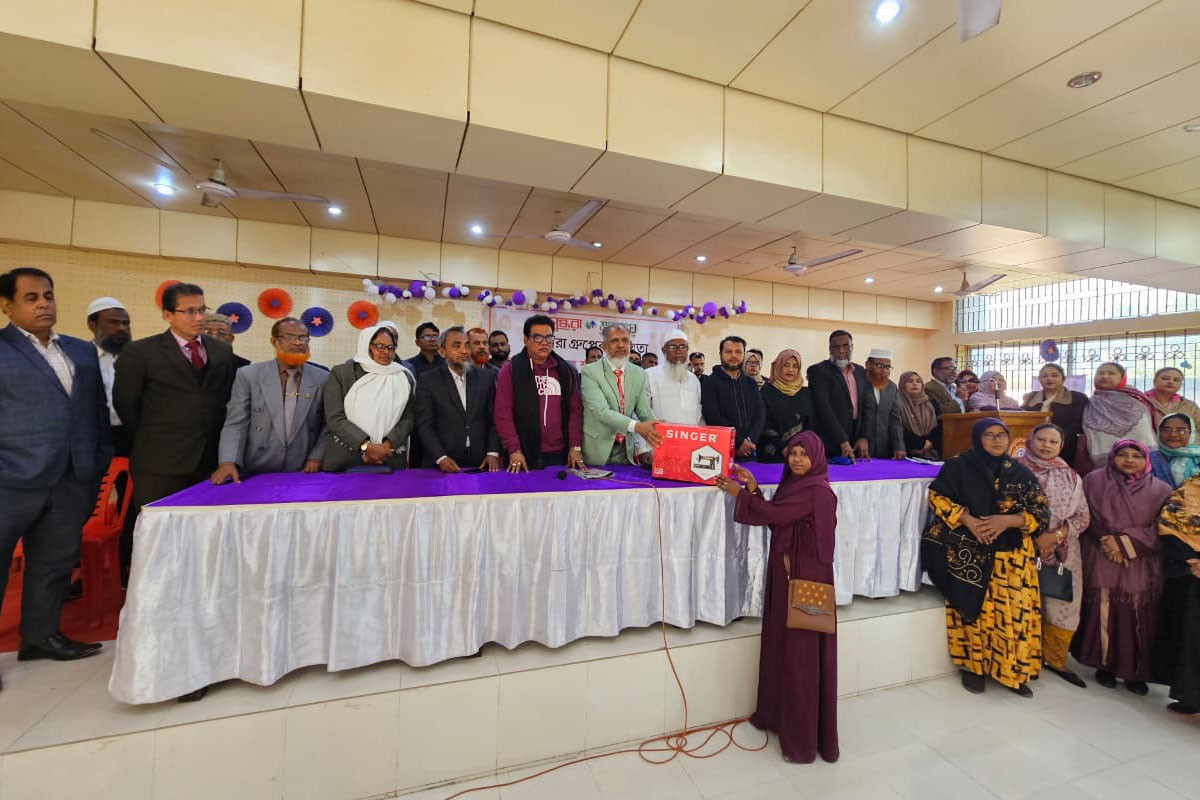 খুলনায় বসুন্ধরা শুভসংঘের সেলাই মেশিন পেলেন ৬০ অসচ্ছল নারী