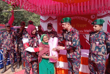 চাপাইনবাবগঞ্জ সীমান্তে ৩০০ মানুষের মাঝে বিজিবির কম্বল বিতরণ