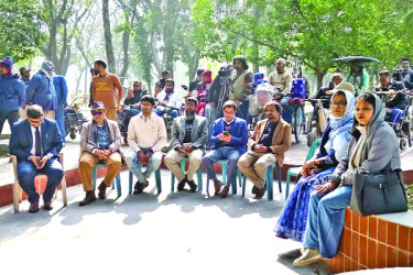 রবীন্দ্র কুঠিবাড়ির বকুলতলায় শিক্ষা সচিবের সঙ্গে প্রতিবন্ধীদের আড্ডা